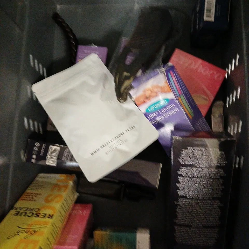 APPROXIMATELY 20 ASSORTED HEALTH & BEAUTY PRODUCTS TO INCLUDE KERASTASE RESISTANCE HAIRCARE, L'OREAL TRI-PEPTIDES SERUM, ELF GLOW REVIVER LIP OIL, ETC