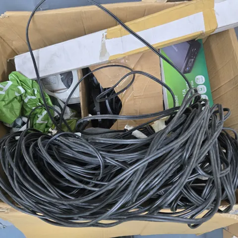 APPROXIMATELY 25 ASSORTED ELECTRICAL PRODUCTS TO INLCUDE POWER CABLES, HEADSETS ETC - COLLECTION ONLY 