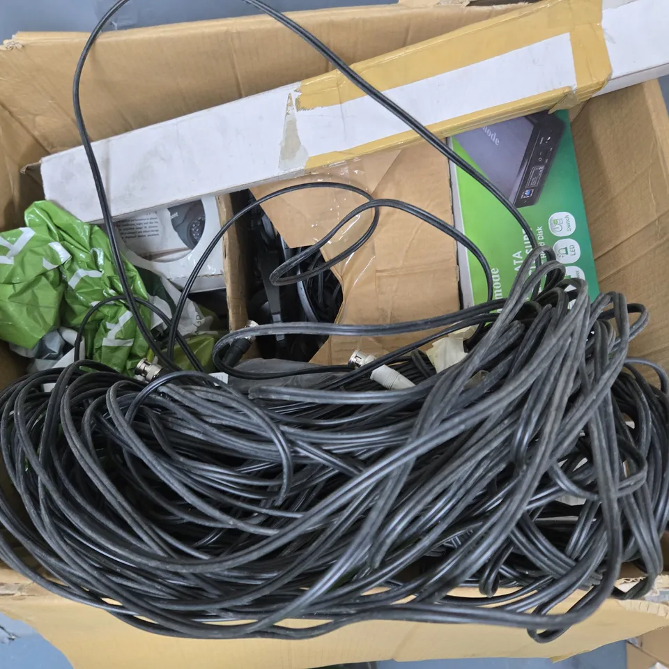 APPROXIMATELY 25 ASSORTED ELECTRICAL PRODUCTS TO INLCUDE POWER CABLES, HEADSETS ETC - COLLECTION ONLY 