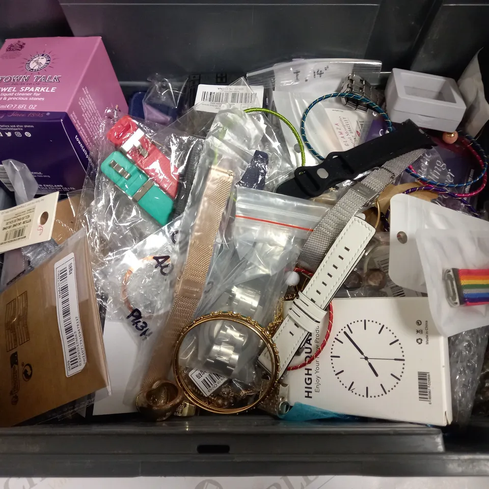 BOX OF APPROX 20 ITEMS INCLUDING ASSORTED COSTUME JEWELLERY INCLUDING BRACELETS, WATCH STRAPS AND NECKLACES
