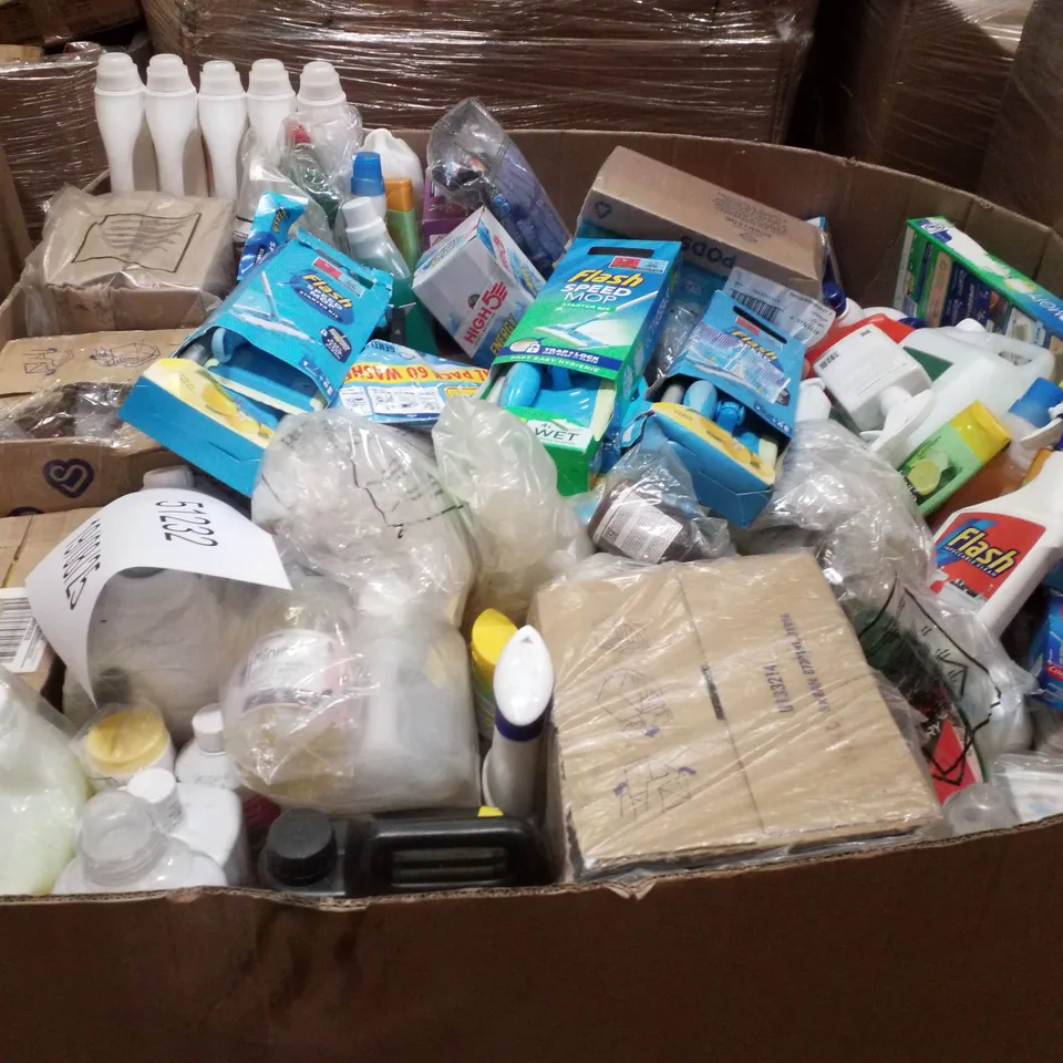 PALLET CONTAINING ASSORTED HOUSEHOLD CLEANING & HYGIENE PRODUCTS INCLUDING FLASH SPEED MOP, COLGATE TOOTHPASTE, VATIKA MULTIVITAMIN SHAMPOO, 1 2 SPRAY ACTIVE CLEANER & VANISH OXI ACTION STAIN REMOVER