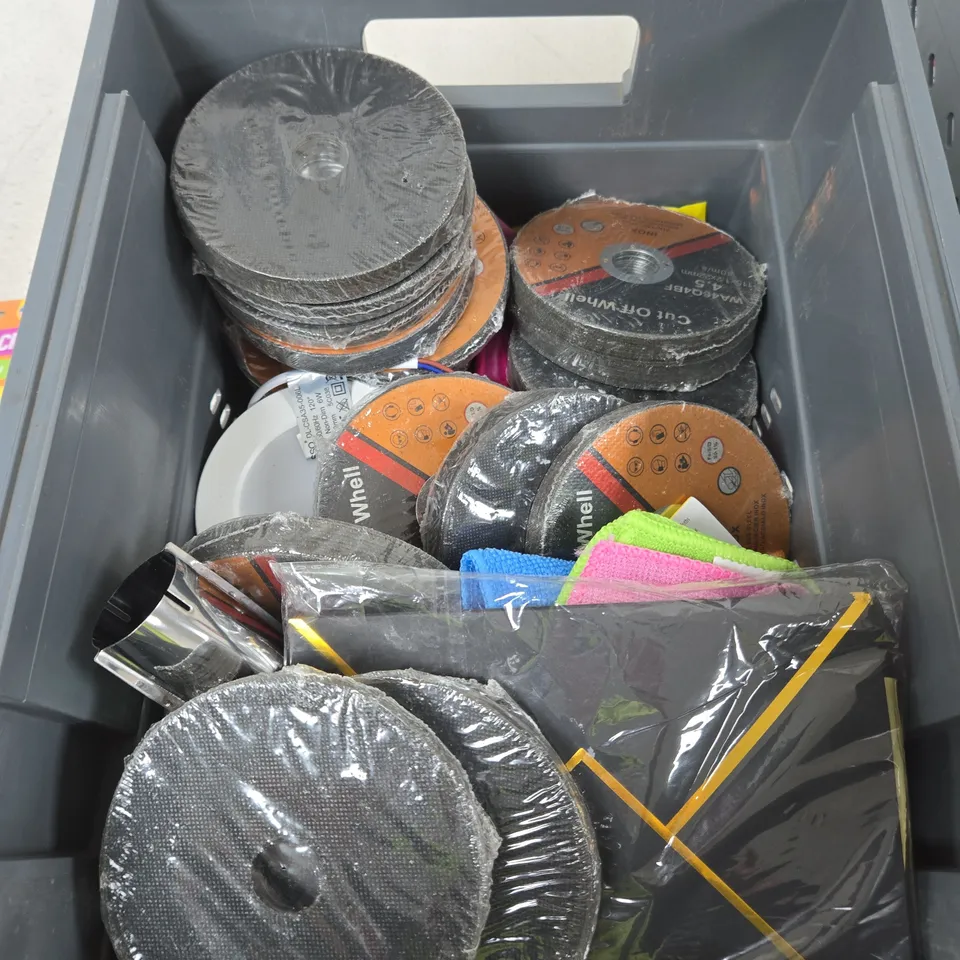 APPROXIMATELY 15 ASSORTED HOUSEHOLD PRODUCTS TO INCLUDE CAKE PAN, CLOTHS, LED LIGHT ETC 