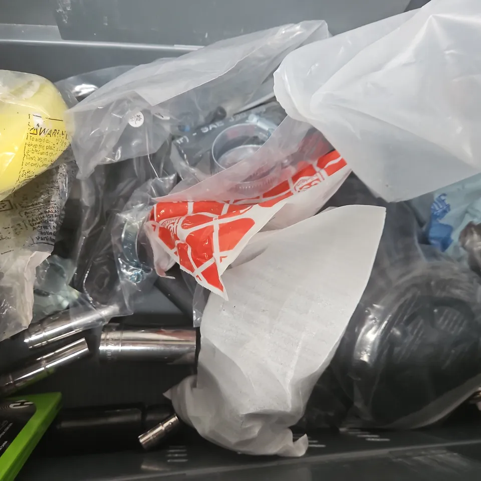 BOX OF ASSORTED CAR ITEMS TO INCLUDE - TOOLS - BALL JOINT - SOCKETS  