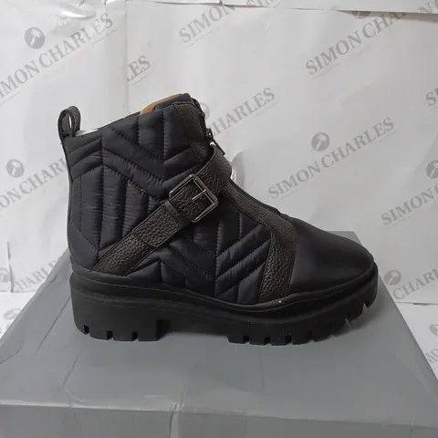 BOXED VIONIC JANARA ANKLE BOOT IN SIZE 8