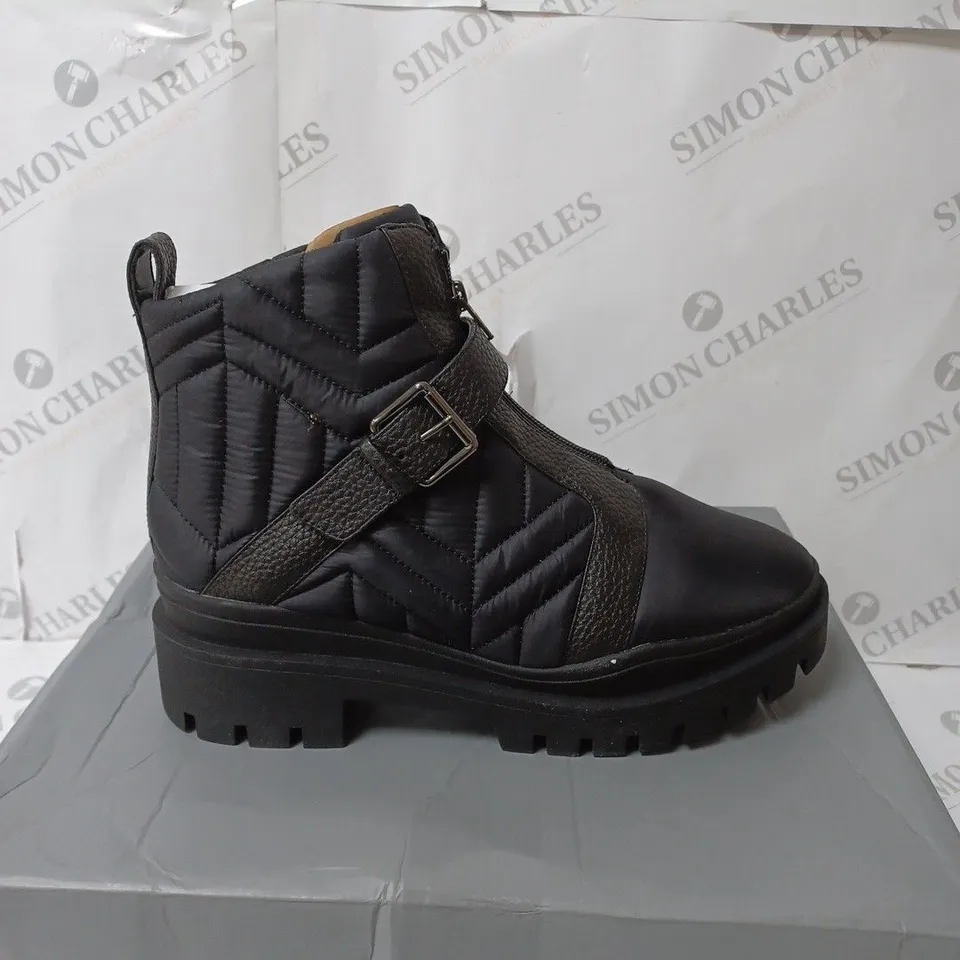 BOXED VIONIC JANARA ANKLE BOOT IN SIZE 8