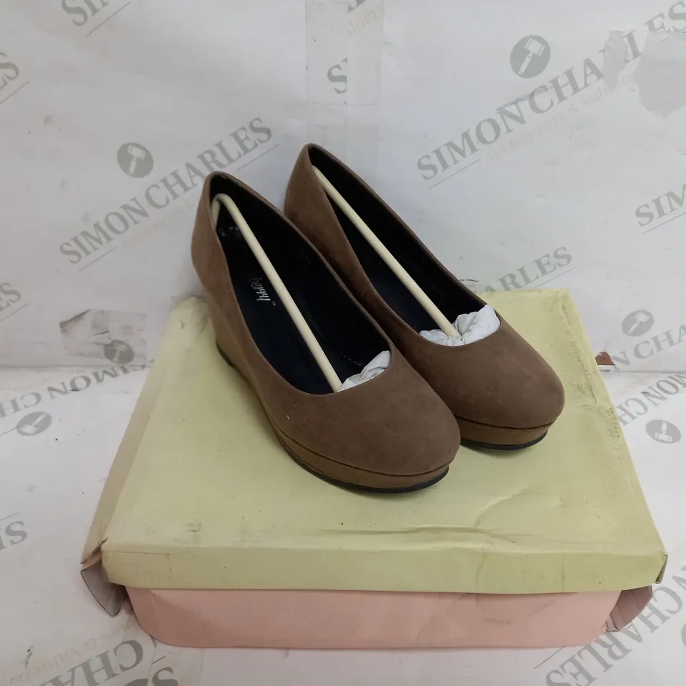 5 BOXED PAIRS OF STRAWBERRY WEDGE SHOES IN MUSHROOM TO INCLUDE SIZES 3, 5