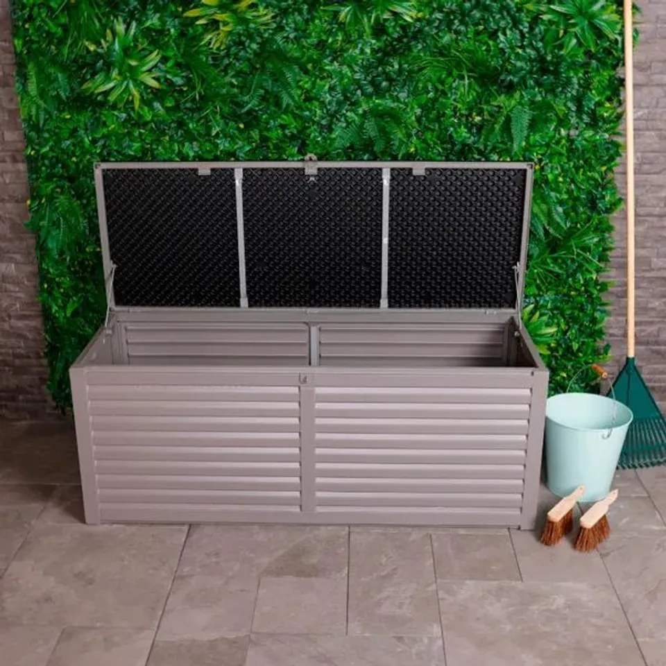 BOXED CHARLES BENTLEY 390L OUTDOOR PLASTIC STORAGE BOX - LARGE (1 BOX)