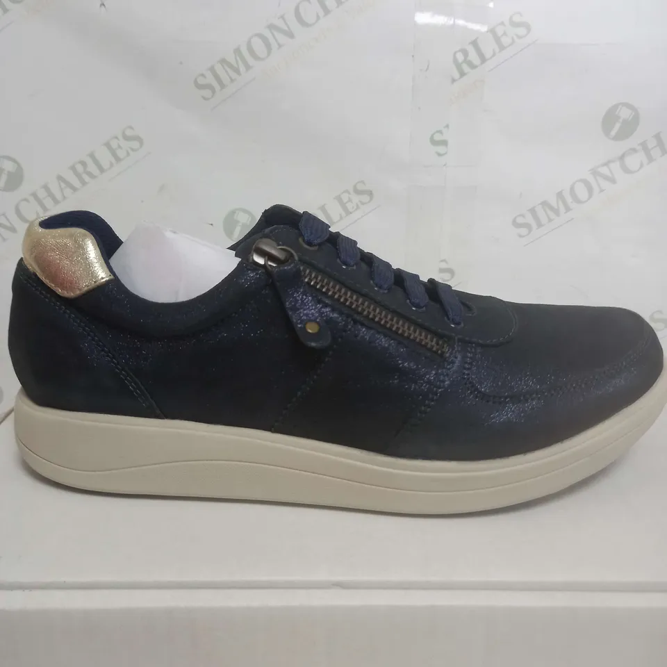 BOXED PAIR OF STRIVE LOW TRAINERS IN GLITTER BLUE SIZE 8