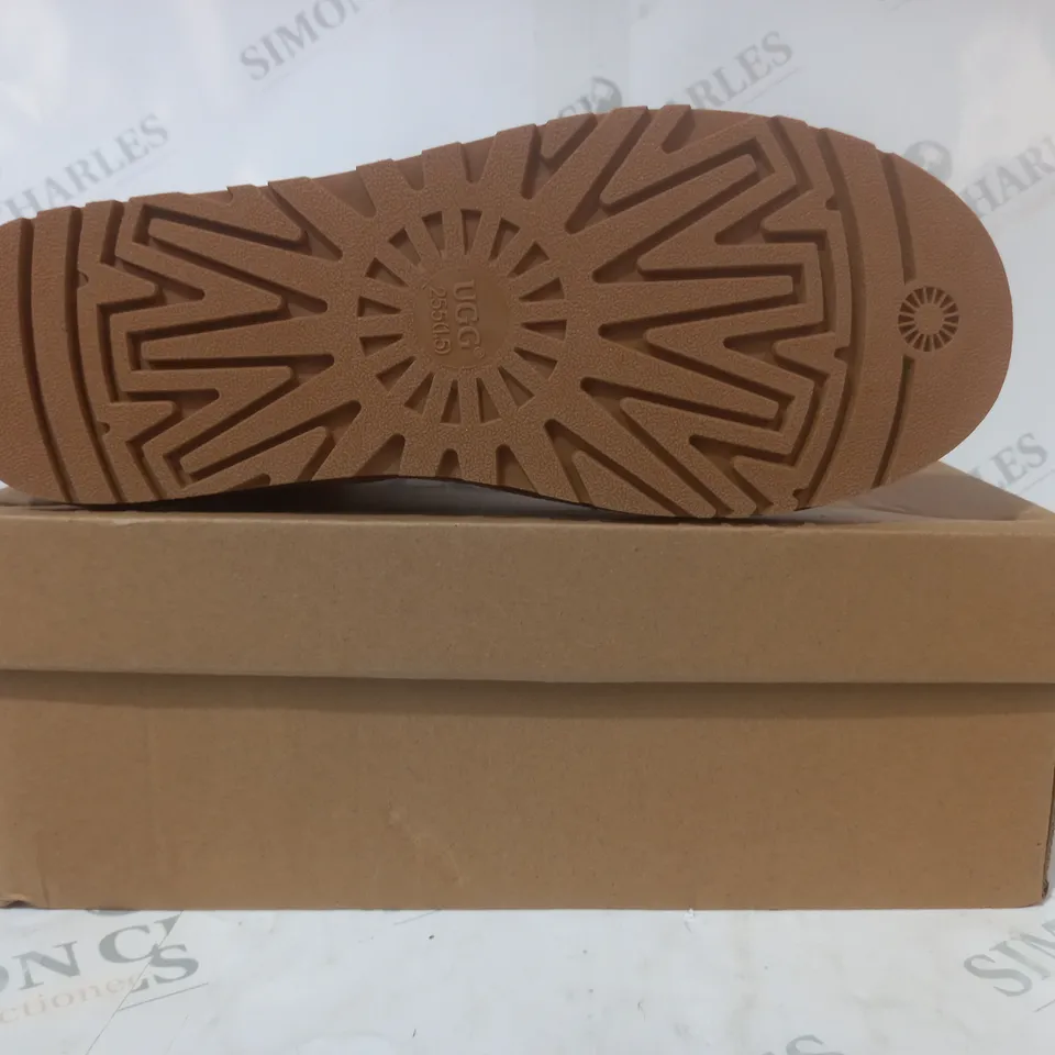 BOXED PAIR OF UGG SHOES IN TAN UK SIZE 7