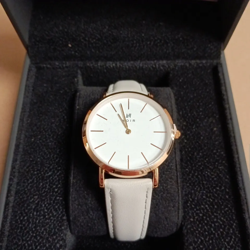 BOXED NOIR WRISTWATCH – ROSE GOLD-TONE CASE, WHITE DIAL, WHITE LEATHER STRAP