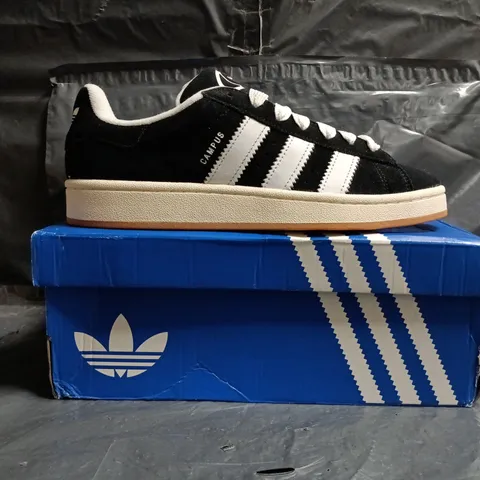 BOXED PAIR OF ADIDAS CAMPUS 00S TRAINERS IN BLACK/WHITE SIZE UK 8