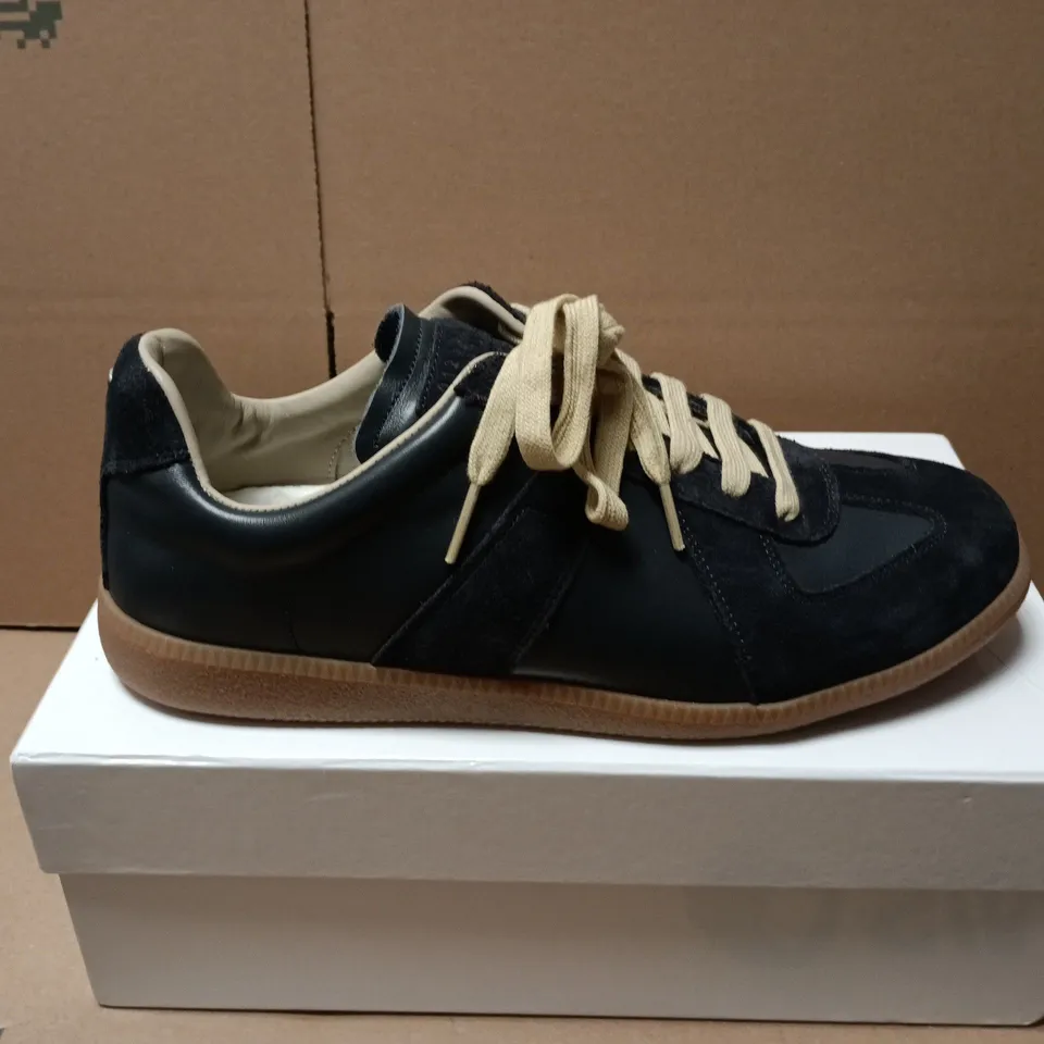 BOXED PAIR OF MAISON MARGIELA MENS SPORTS SHOES LAMBSKIN & CALF-SPLIT IN NAVY - SIZE 22
