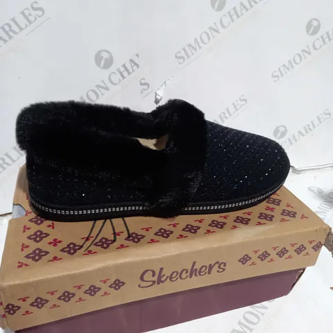 BOXED PAIR OF SKECHERS COZY SLIPPERS IN BLACK SIZE 4.5