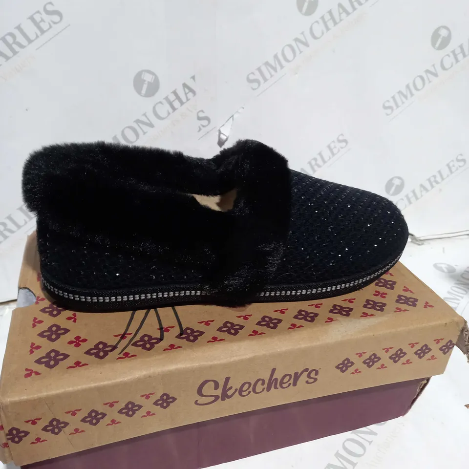 BOXED PAIR OF SKECHERS COZY SLIPPERS IN BLACK SIZE 4.5