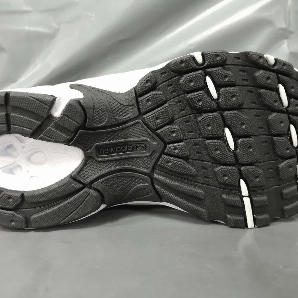 BOXED PAIR OF NEW BALANCE KIDS SHOES IN WHITE/BLACK UK SIZE 13