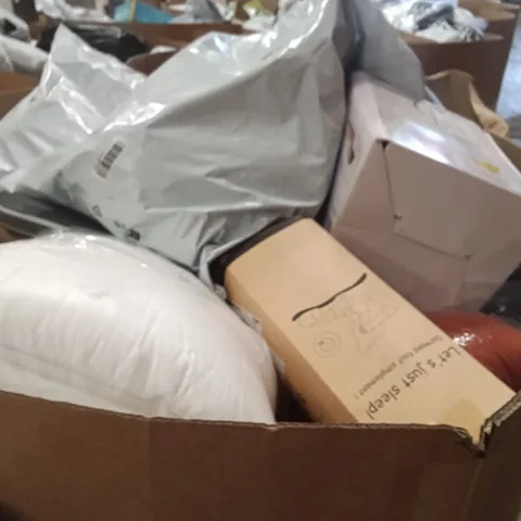 PALLET CONTAINING A LARGE QUANTITY OF PILLOWS