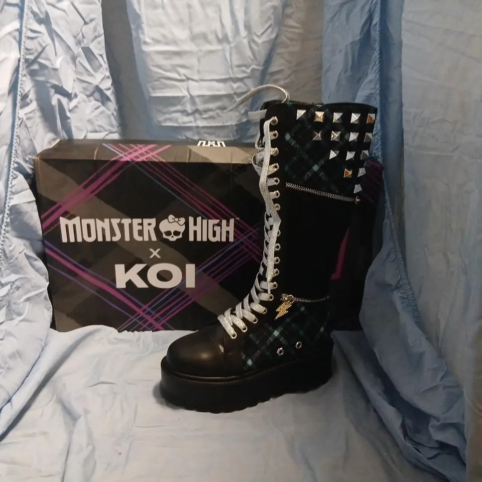 BOXED KOI FRANKIE STEIN FIRECRACKER LONG PLATFORM BOOTS IN GREEN - UK 5