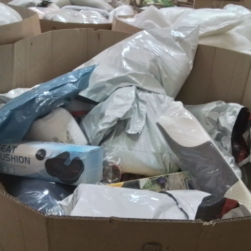 PALLET CONTAINING A LARGE QUANTITY OF PILLOWS 
