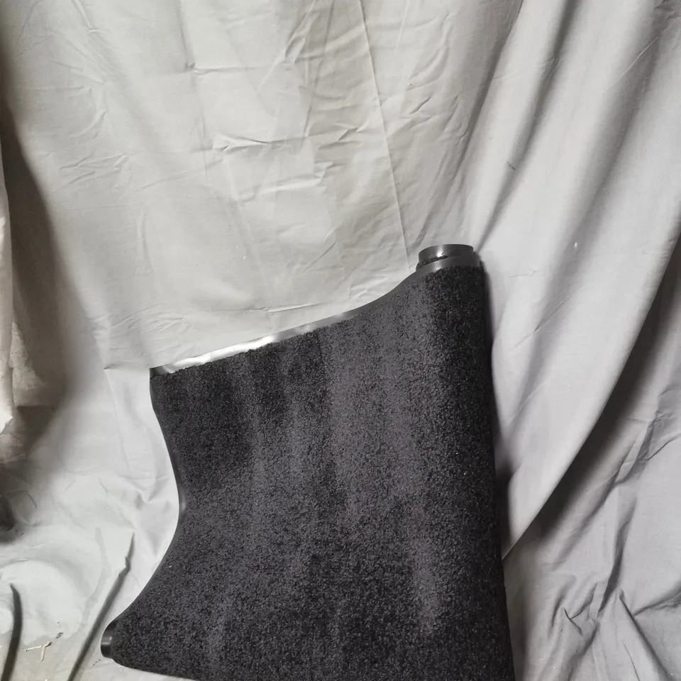 BOX OF APPROXIMATELY 7 ASSORTED ITEMS TO INCLUDE: BLACK DOORMAT AND MULTI FUNCTIONAL FLASHLIGHT