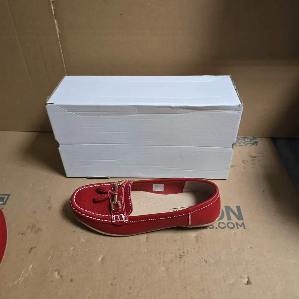 RED LEATHER LOAFERS WITH GOLD HORSEBIT – JO&JOE, UK 7