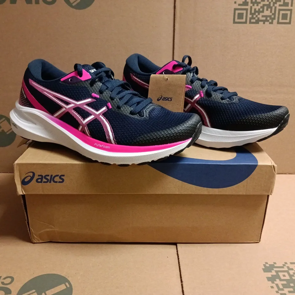 BOXED PAIR OF ASICS TRAINERS IN NAVY/PINK SIZE 6.5