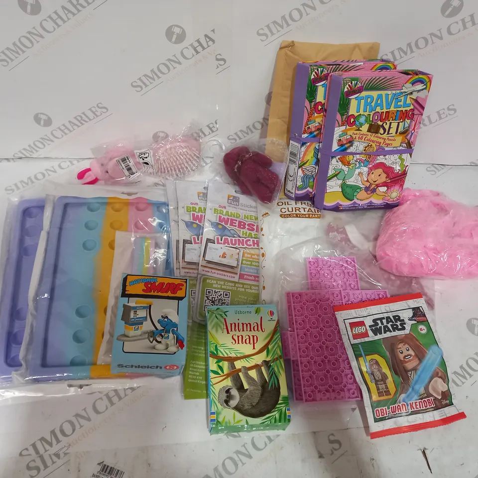 BOXED ASSORTMENT OF APPROXIMATELY 10 CHILDRENS TOYS, TO INCLUDE ANIMAL SNAP, SMURF, STAR WARS, ETC