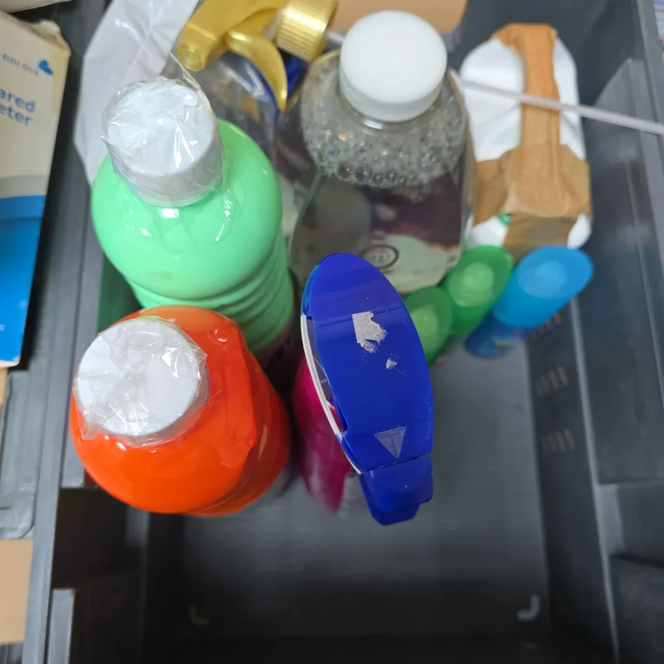 TOTE OF APPROXIMATELY 12 HOUSEHOLD LIQUIDS TO INCLUDE FAIRY OUTDOORABLE FABRIC SOFTENER, VIAKAL TOILET GEL AND SMOL WASHING UP LIQUID REFILL