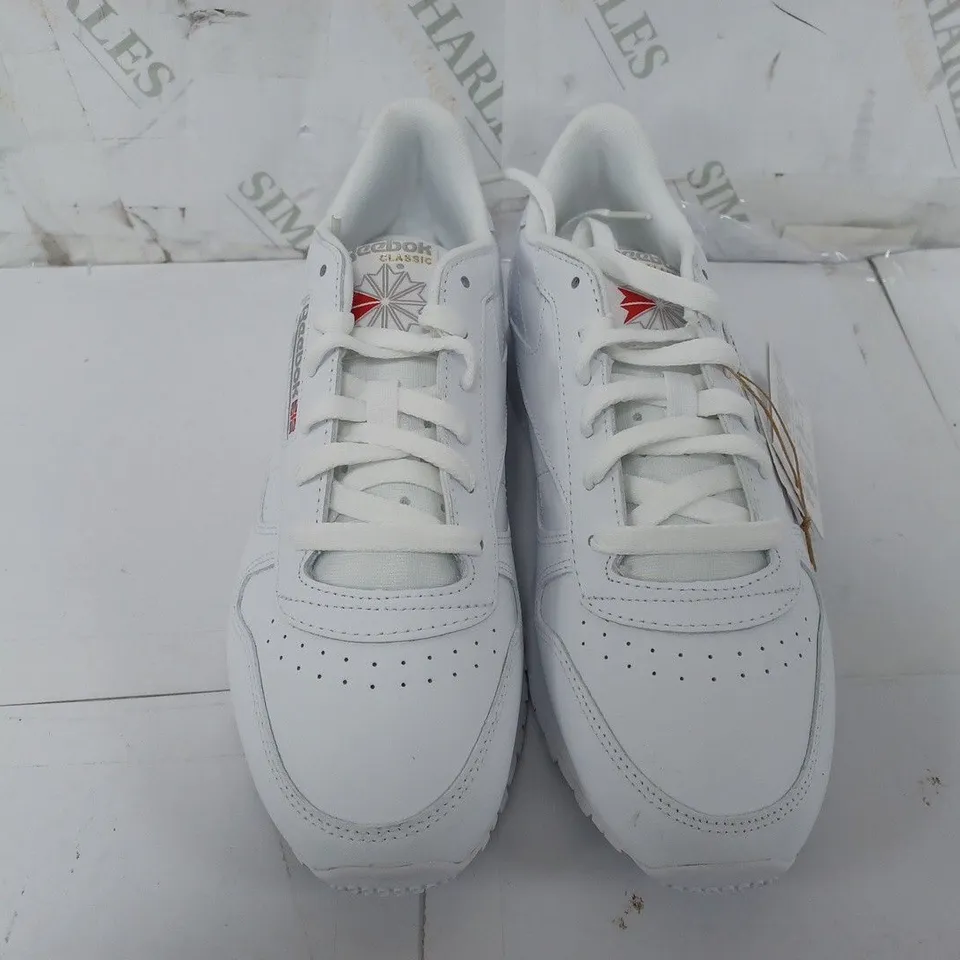 REEBOK CLASSIC LEATHER TRAINERS IN WHITE - UK 7
