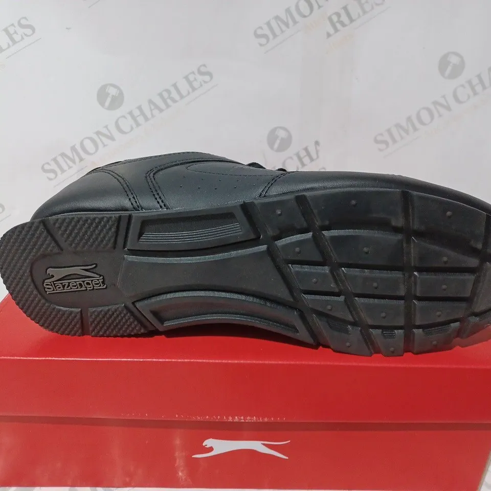 BOXED SLAZENGER CLASSIC WHITE TRAINERS - UK 9