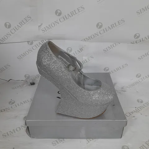 BOXED PAIR OF CASANDRA PLATFORM STRAP SHOE IN SILVER GLITTER SIZE 5