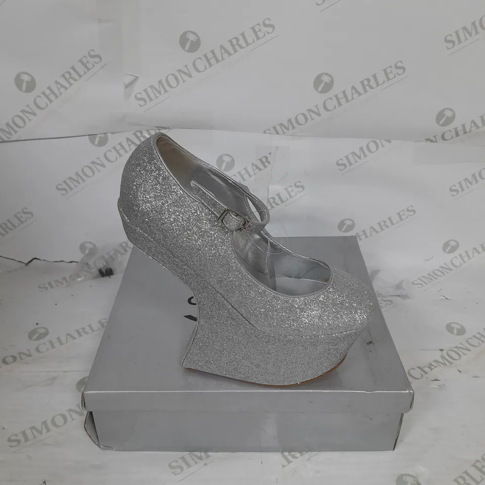 BOXED PAIR OF CASANDRA PLATFORM STRAP SHOE IN SILVER GLITTER SIZE 5