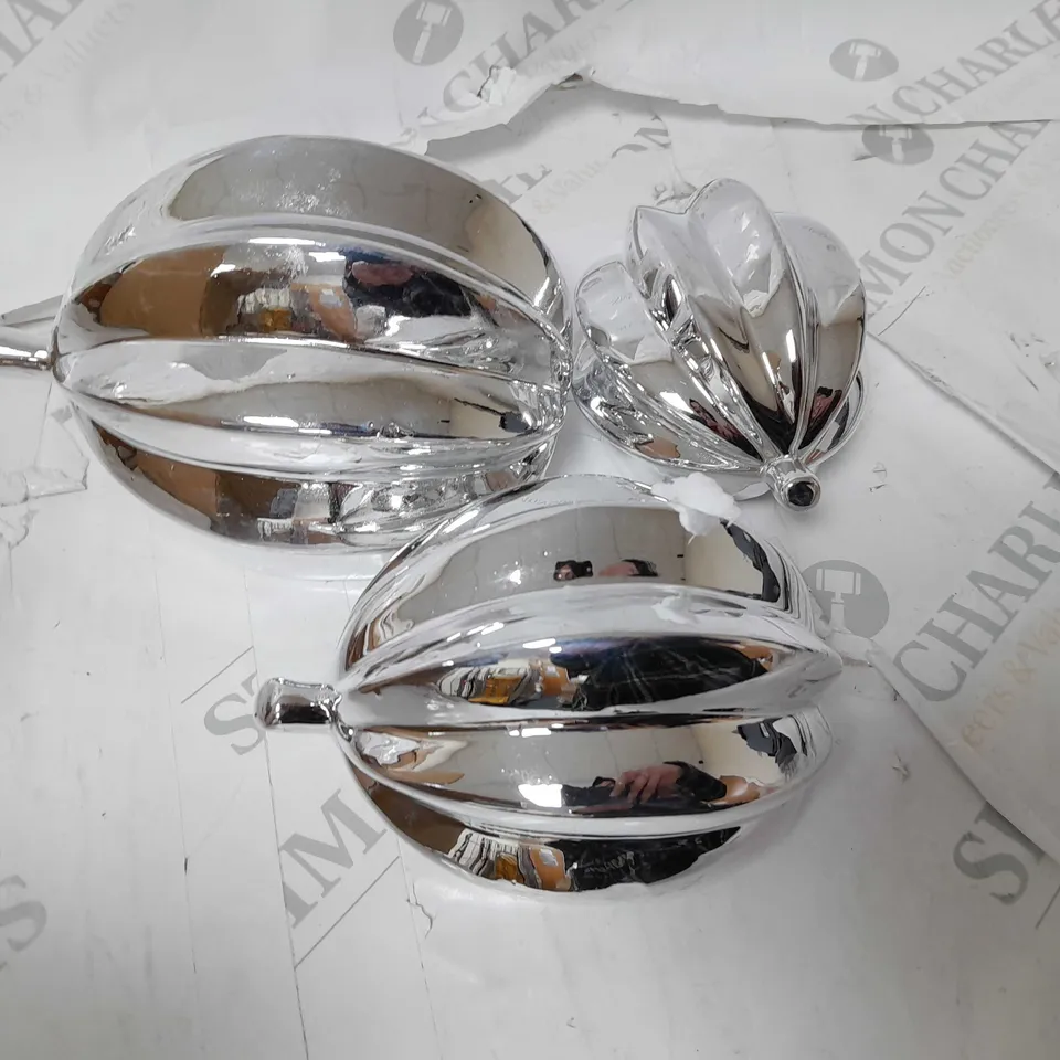 BOXED KELLY HOPPEN SET OF 3 TABLETOP DECORATIONS IN WHITE