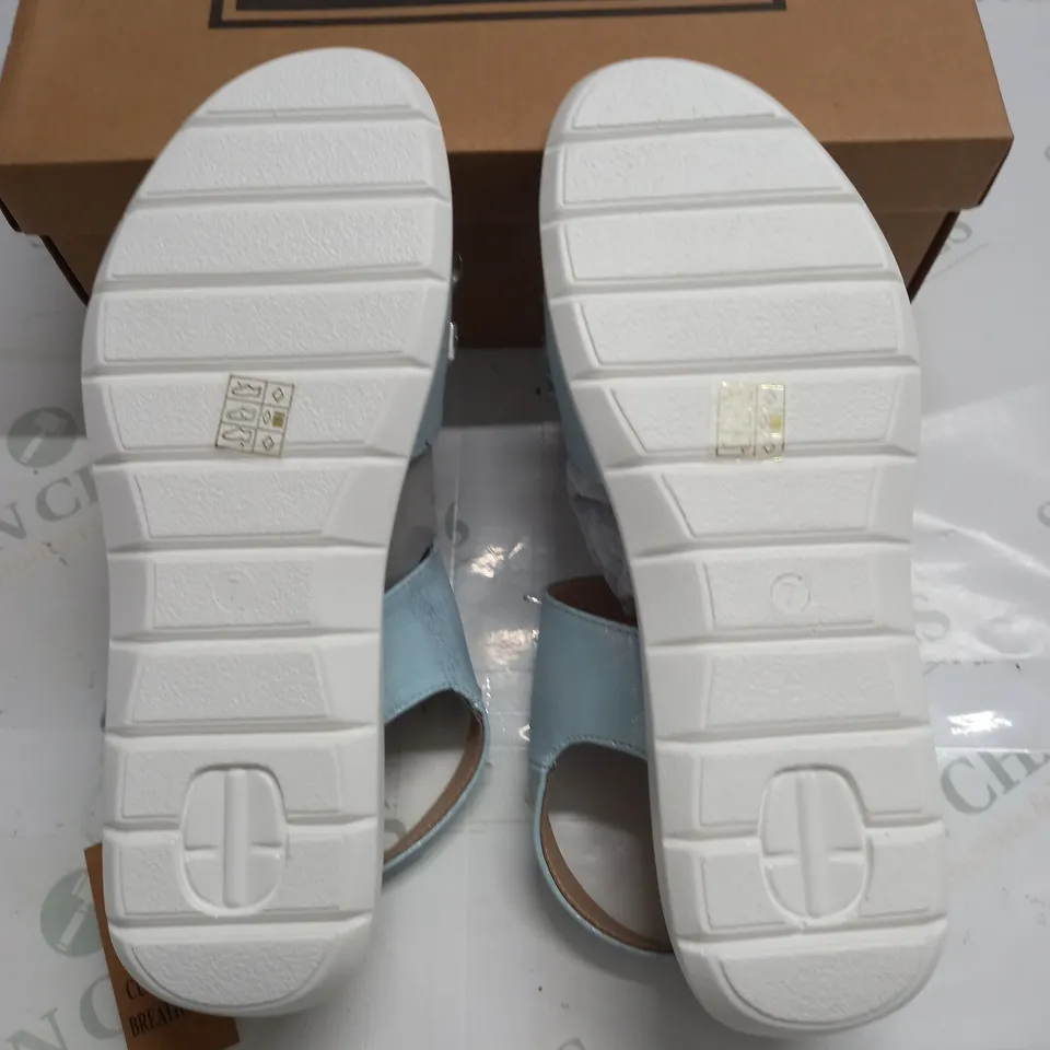 BOXED PAIR OF CUSHION WALK JEWELLED SANDALS IN SILVER - SIZE 7