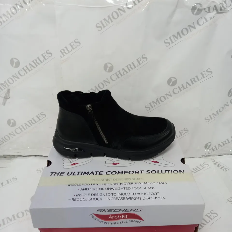 BOXED SKECHERS ARCH FIT SMOOTH ZIP BOOTS, BLACK - SIZE 5.5