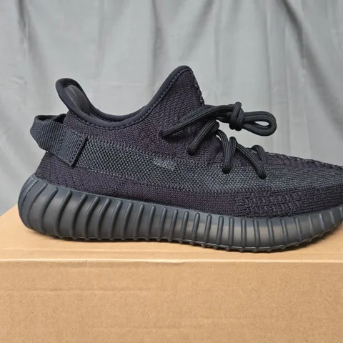 BOXED ADIDAS YEEZY BOOST 350 V2 ONYX BLACK TRAINERS - UK 6 1/2