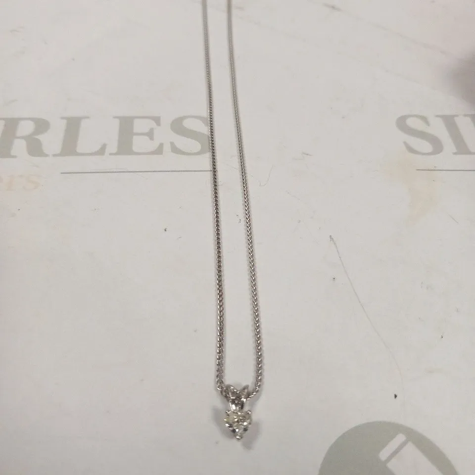 18CT WHITE GOLD PENDANT ON A CHAIN, SET WITH A HEART SHAPE DIAMOND