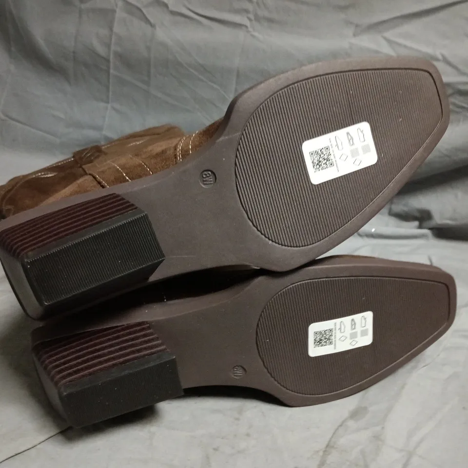 WOMEN'S BROWN SUEDE KNEE-HIGH BOOTS WITH WHITE STITCHING - 8W