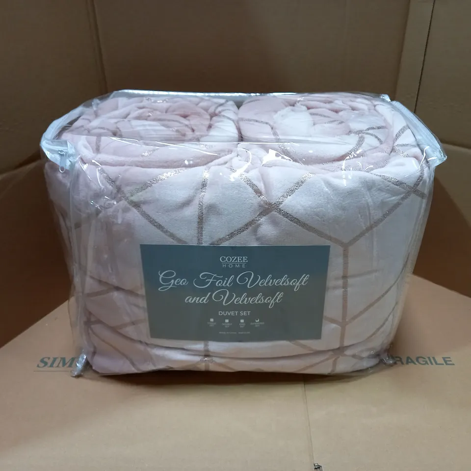 BRAND NEW COZEE HOME GEO FOIL VELVET SOFT DUVET SET IN PINK - SUPERKING
