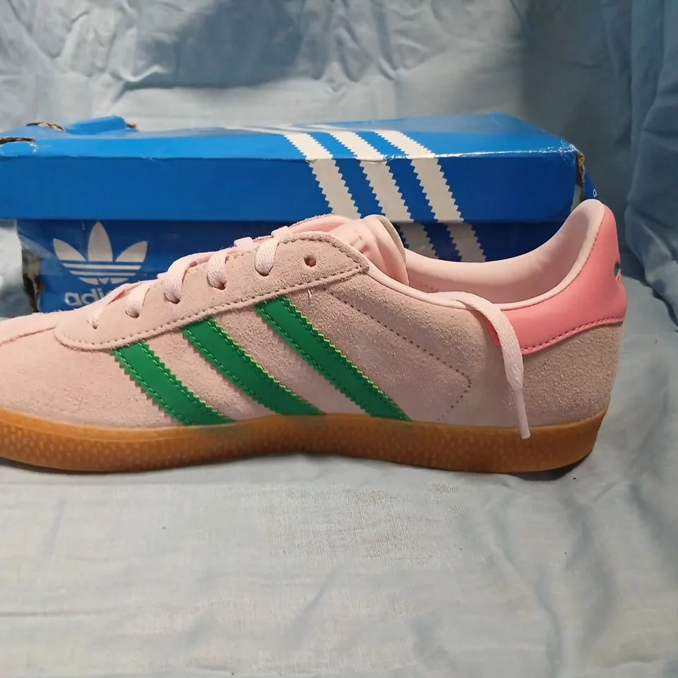 ADIDAS GAZELLE J TRAINERS – 2 ODD SHOES, PINK/PEACH WITH GREEN & PINK/PEACH WITH BLUE STRIPES, UK 4.5