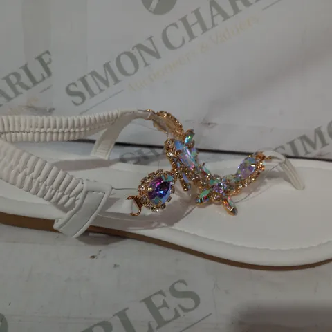 PAIR OF FASHION FLAT SANDALS IN WHITE W. JEWEL EFFECT EU SIZE 40