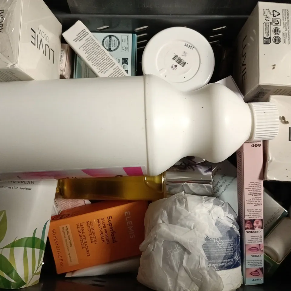 APPROXIMATELY 20 ASSORTED COSMETIC ITEMS TO INCLUDE LUVIE, REUZEL, ETC - COLLECTION ONLY