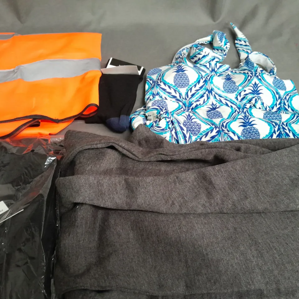 BOX OF APPROXIMATELY 20 ASSORTED CLOTHING ITEMS TO INCLUDE - HIGH VIS , SWIMMING COSTUME , SOCKS ETC