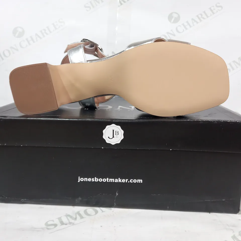 BOXED PAIR OF JONES OPEN TOE BLOCK HEEL SANDALS IN METALLIC SILVER UK SIZE 6