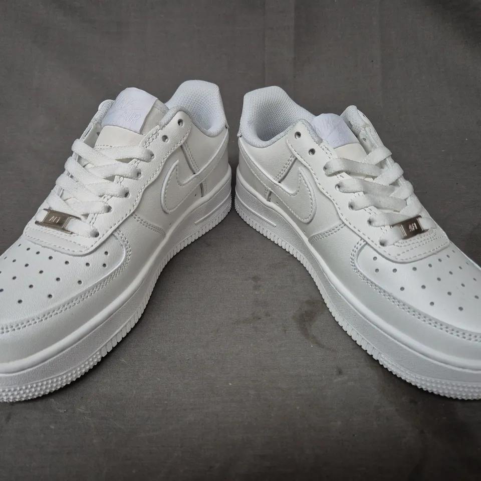 BOXED PAIR OF NIKE AIR FORCE 1 '07 SHOES IN WHITE UK SIZE 4