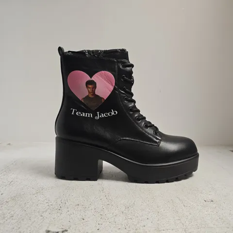 BOXED PAIR OF KOI TWILIGHT SAGA JACOB MILITARY BOOTS IN BLACK SIZE 9