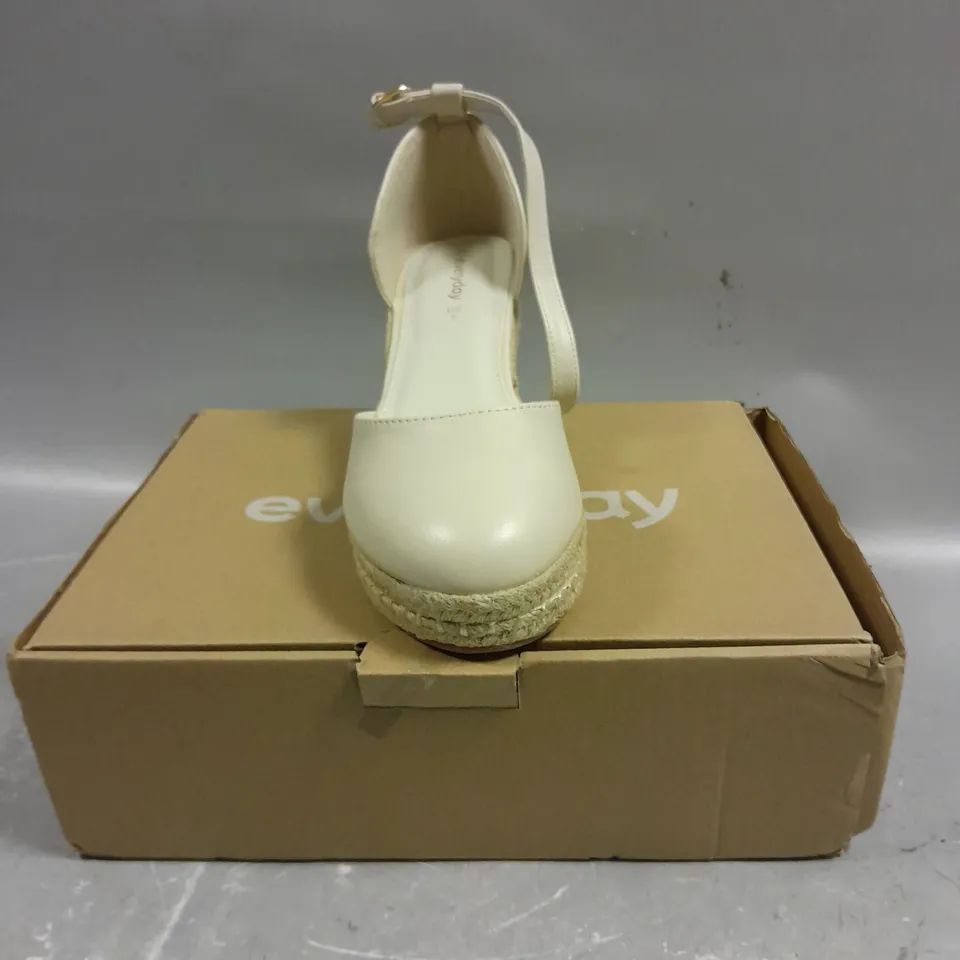 BOXED PAIR OF EVERYDAY WEDGE HEEL SHOES IN CREAM - 5