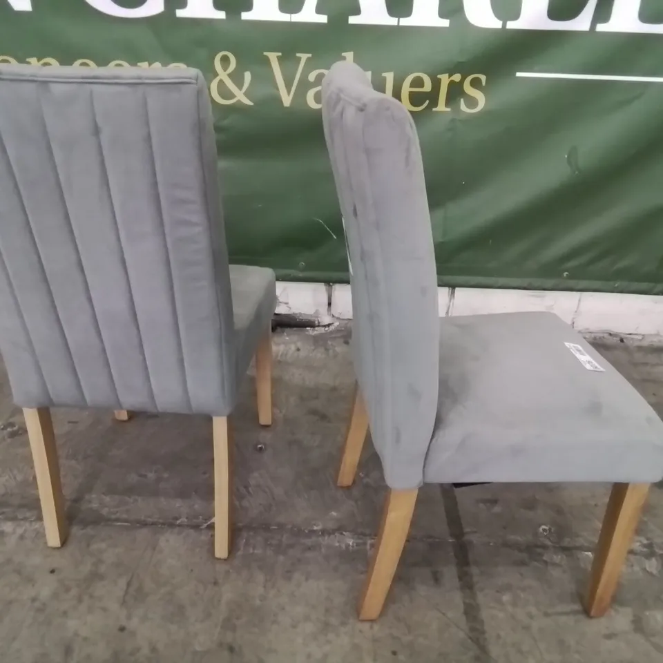 PAIR OF DESIGNER SALISBURY UPHOLSTERED DINING CHAIRS GREY PLUSH FABRIC OAK LEGS