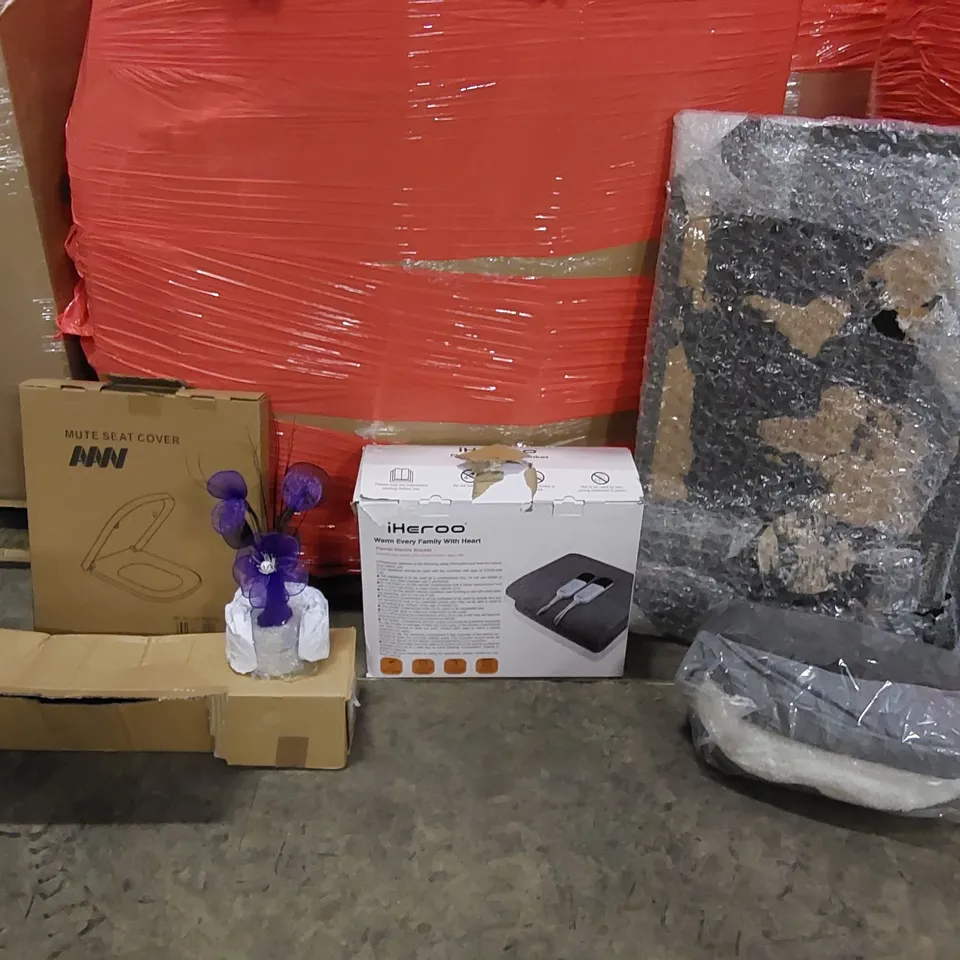 PALLET OF ASSORTED ITEMS INCLUDING: ELECTRIC BLANKET, WORLD MAP PICTURE, PET BED, ARTIFICIAL FLOWERS, TOILET SEAT