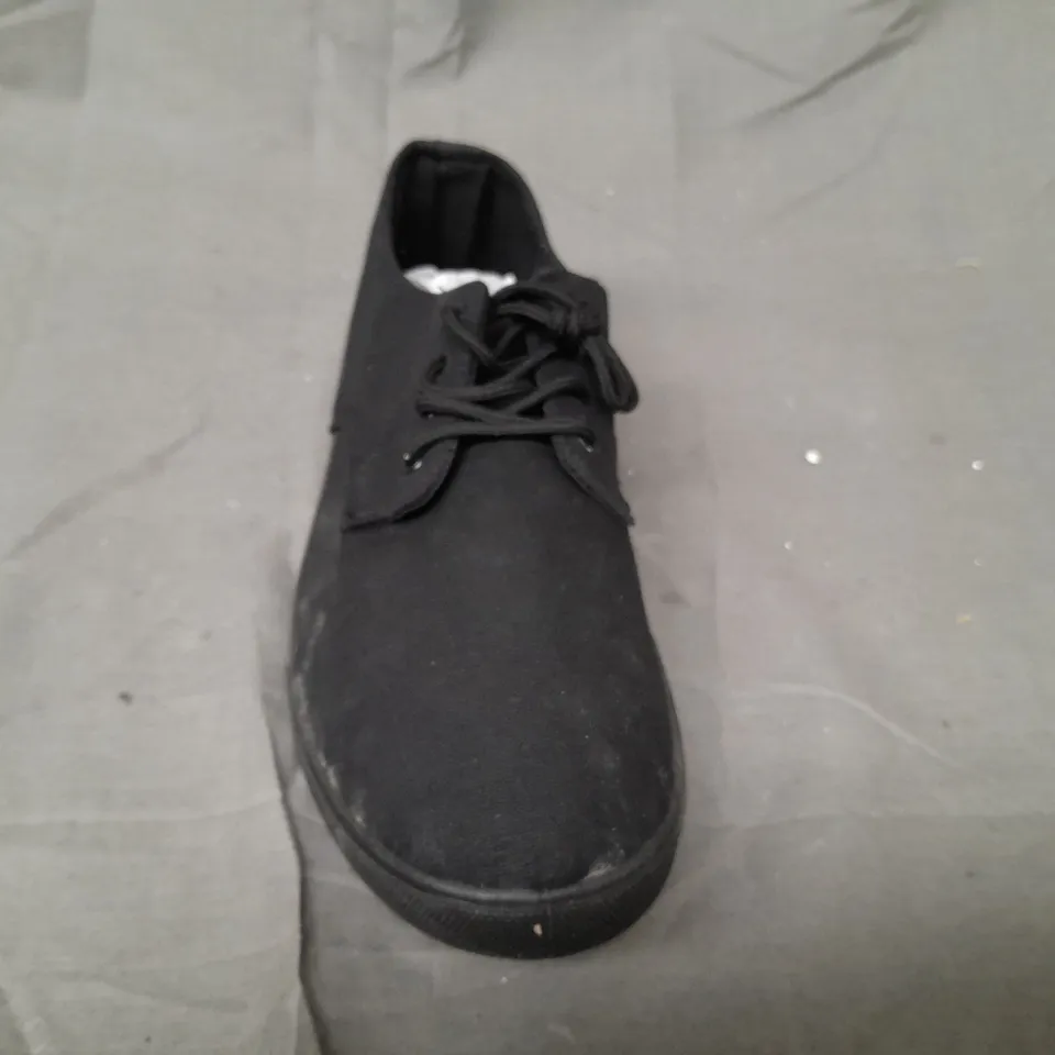 BOX OF APPROXIMATELY 5 PAIRS OF DESIGNER LACE UP SHOES IN BLACK - VARIOUS SIZES