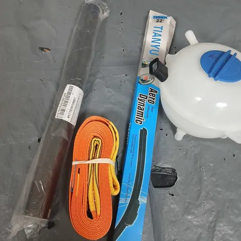 APPROXIMATELY 15 ASSORTED VEHICLE ACCESSORIES TO INCLUDE WIPERS, TETHERING STRAPS, PANELLING ETC 